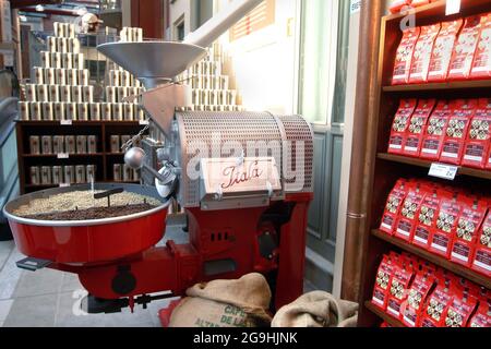 Turin, Piemont, Italien -01-26-2007- die Eröffnung des Marktes Eataly in Turin, dem ersten Standort von Einkaufszentren für hochwertige italienische Küche. Stockfoto
