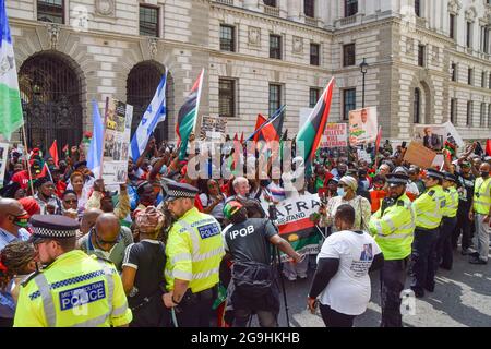 London, Großbritannien. Juli 2021. Demonstranten vor dem Auswärtigen Amt, dem Commonwealth- und Entwicklungsbüro. Demonstranten versammelten sich in Whitehall und forderten die Freilassung von Nnamdi Kanu und Sunday Adeyemo, alias Sunday Igboho, sowie zur Unterstützung des ehemaligen Staates Biafra, Teil von Nigeria. (Kredit: Vuk Valcic / Alamy Live News) Stockfoto