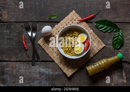 Blick von der Spitze der beliebten Snacks Artikel Instant maggi Masala Nudeln. Stockfoto