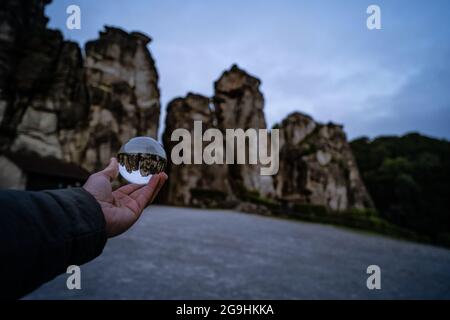 Lensball vor den Externsteine im teuteburger Wald Stockfoto