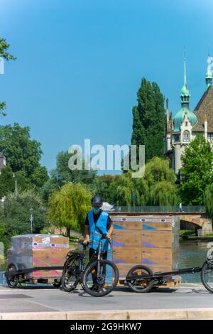 Straßburg, Frankreich, Transport von Männern, Lieferung von Kisten, Waren mit dem Fahrrad, in der Nähe des Rhone River, Straßenszenen in der Altstadt, Fahrradlieferung Stockfoto