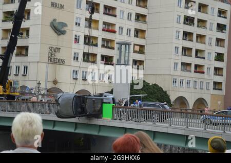 Die Dreharbeiten zum Action-Thriller 'Retribution' auf der Rathausbrücke in Berlin, Deutschland - 22. Juli 2021. Stockfoto