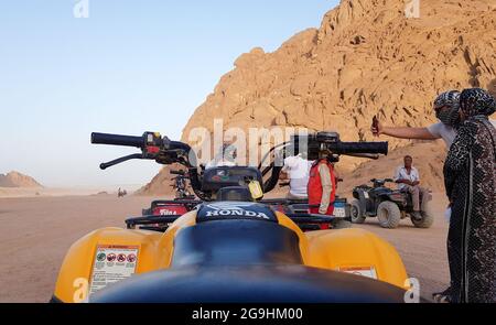 Ägypten, Sharm El Sheikh - 07. Juni 2019: Outdoor-Aktivitäten und Abenteuer in der Steinwüste, extreme Tour und ATV-Safaris für Touristen. Mountain lan Stockfoto