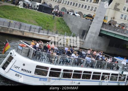 Die Dreharbeiten zum Action-Thriller 'Retribution' auf der Rathausbrücke in Berlin, Deutschland - 22. Juli 2021. Stockfoto