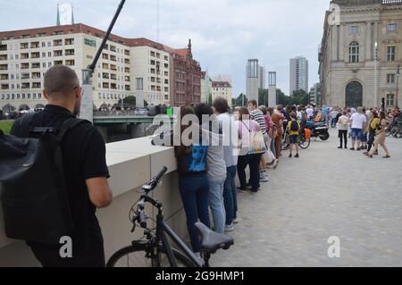 Die Dreharbeiten zum Action-Thriller 'Retribution' auf der Rathausbrücke in Berlin, Deutschland - 22. Juli 2021. Stockfoto