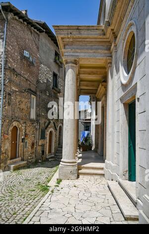 Die Italienische Republik, 24. Juli 2021. Eine schmale Straße im historischen Zentrum einer mittelalterlichen Stadt in der Region Latium. Stockfoto