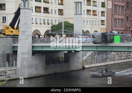 Die Dreharbeiten zum Action-Thriller 'Retribution' auf der Rathausbrücke in Berlin, Deutschland - 22. Juli 2021. Stockfoto