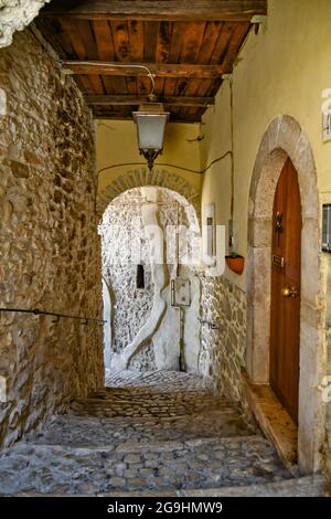 Die Italienische Republik, 24. Juli 2021. Eine schmale Straße im historischen Zentrum einer mittelalterlichen Stadt in der Region Latium. Stockfoto