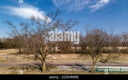 Besucher genießen Buder Park in Valley Park, Mo., Montag, 8. März 2021. Stockfoto