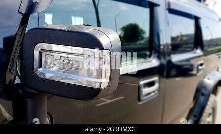 Ukraine, Kiew - 29. August 2019: Seitenspiegel an einem modernen großen schwarzen Hammer-Auto von außen auf verschwommenem Hintergrund. Stockfoto