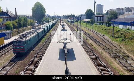 Ukraine, Kiew - 16. Juni 2019: Bahnhof mit Zügen. Der Zug steht am Bahnhof und wartet tagsüber auf Fahrgäste. Panorama, Blick aus Stockfoto