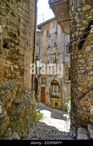 Die Italienische Republik, 24. Juli 2021. Eine schmale Straße im historischen Zentrum einer mittelalterlichen Stadt in der Region Latium. Stockfoto