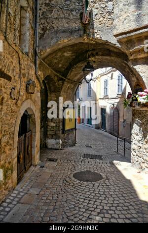 Die Italienische Republik, 24. Juli 2021. Eine schmale Straße im historischen Zentrum einer mittelalterlichen Stadt in der Region Latium. Stockfoto