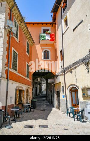 Die Italienische Republik, 24. Juli 2021. Eine schmale Straße im historischen Zentrum einer mittelalterlichen Stadt in der Region Latium. Stockfoto