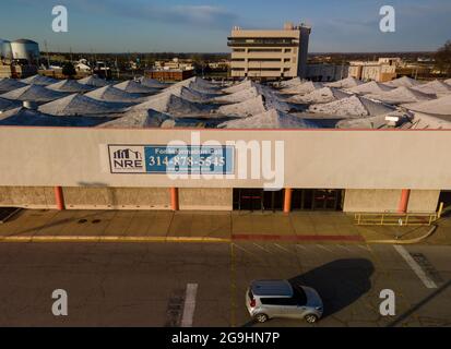 Sunrise überquert leere Einzelhandelsflächen, die in einem ehemaligen KMart in Mehlville, in der Nähe von St. Louis, Missouri, USA, vermietet werden können. Stockfoto