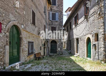 Die Italienische Republik, 24. Juli 2021. Eine schmale Straße im historischen Zentrum einer mittelalterlichen Stadt in der Region Latium. Stockfoto