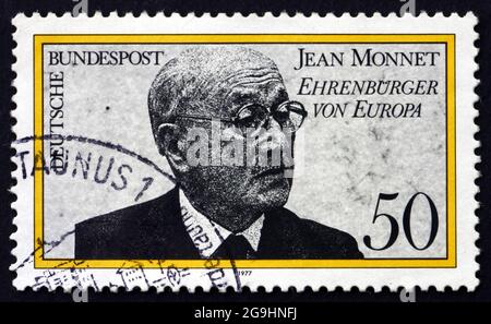 DEUTSCHLAND - UM 1977: Eine in Deutschland gedruckte Briefmarke zeigt Jean Monnet, französischer Verfechter der Vereinigung Europas, erster Ehrenbürger Europas, c Stockfoto