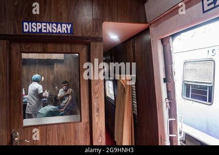 Kalkutta, Indien. Juli 2021. Am 26. Juli 2021 wird ein Mann in einem speziellen Gesundheitszug in Baruipur Station, Westbengalen, Indien, geimpft. (Foto: Sudip Maiti/Pacific Press/Sipa USA) Quelle: SIPA USA/Alamy Live News Stockfoto