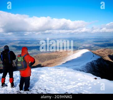 Walker auf dem Gipfel von Pen Y Fan, Brecon Beacons National Park, Powys, Wales. Stockfoto