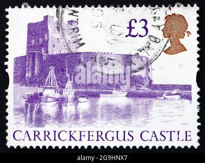 GROSSBRITANNIEN - UM 1995: Eine in Großbritannien gedruckte Briefmarke zeigt Carrickfergus Castle, Irland, um 1995 Stockfoto