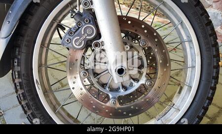 Ukraine, Kiew - 10. September 2019: Vorderrad und Bremsanlage eines BMW Motorrads. Stockfoto