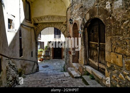 Die Italienische Republik, 24. Juli 2021. Eine schmale Straße im historischen Zentrum einer mittelalterlichen Stadt in der Region Latium. Stockfoto