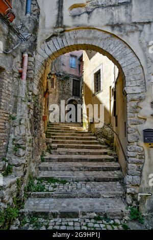 Die Italienische Republik, 24. Juli 2021. Eine schmale Straße im historischen Zentrum einer mittelalterlichen Stadt in der Region Latium. Stockfoto