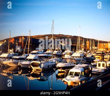 Abendliche Aufnahme von Booten, die im Maritime Quarter, Swansea, Südwales, festgemacht sind. Stockfoto