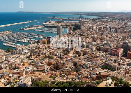 Blick auf die Altstadt von Alicante von der Burg Santa Bárbara auf dem Berg Benacantil, Alacant, Spanien Stockfoto