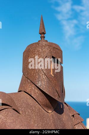 Metallstatue des Ritters in Rüstung, Burg Santa Bárbara, Alicante (Alacant), Spanien Stockfoto