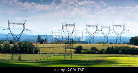 Hochspannungsleitungen, Departement Allier, Auvergne Rhone Alpes, Frankreich, Europa Stockfoto