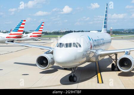 ARLINGTON VA, USA - 13. Juli 2021: Washington D.C. USA - 12. Juli 2021: Ein Flugzeug von American Airlines, das zum Gate in Washington National fährt Stockfoto