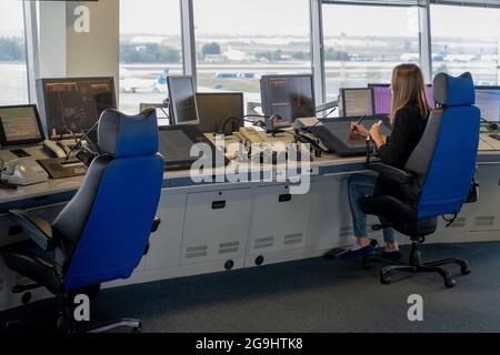 Ukraine, Kiew - 10. Oktober 2020: Fluglotsenarbeitsplatz. Arbeitsplatz des Managers für Start und Landung der Flugzeuge am Flughafen in Stockfoto