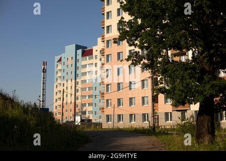 Neues Haus. Apartmentgebäude am Stadtrand. Sommer in der Stadt. Stockfoto