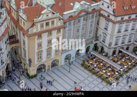 PRAG, TSCHECHISCHE REPUBLIK - 23. Jun 2010: Ein Stadtplatz mit gefliestem Innenhof, Essbereich im Freien und Gebäuden in Prag Stockfoto