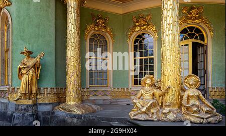 Figurengruppe Im Chinesischen Haus Im Sanssouci Park, Potsdam, Brandenburg, Deutschland Stockfoto