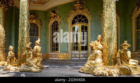 Figurengruppe Im Chinesischen Haus Im Sanssouci Park, Potsdam, Brandenburg, Deutschland Stockfoto