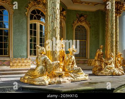 Figurengruppe Im Chinesischen Haus Im Sanssouci Park, Potsdam, Brandenburg, Deutschland Stockfoto