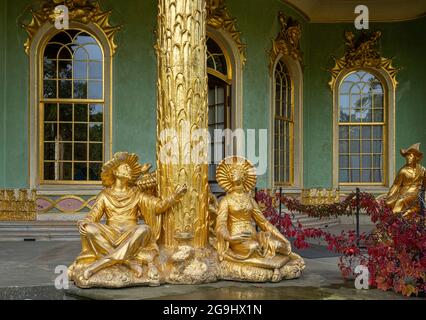 Figurengruppe Im Chinesischen Haus Im Sanssouci Park, Potsdam, Brandenburg, Deutschland Stockfoto