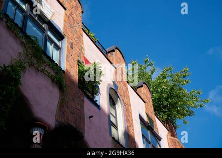 Fassade des Hundertwasserhauses, genannt 'grüne Zitadelle' im Zentrum von Magdeburg in Deutschland Stockfoto