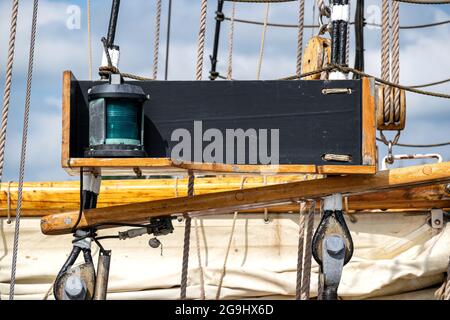 Grünes Steuerbord-Navigationslicht an Bord eines großen Schiffes Stockfoto