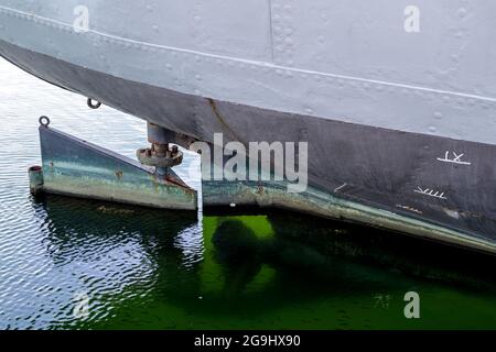 Ruder eines alten Frachtschiffes mit runderneuerten Rumpf Stockfoto