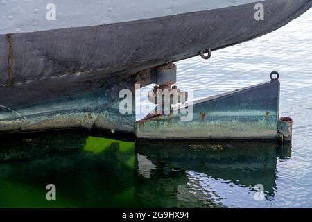 Ruder eines alten Frachtschiffes mit runderneuerten Rumpf Stockfoto