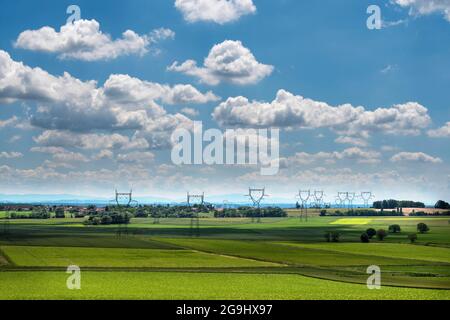 Hochspannungsleitungen, Departement Allier, Auvergne Rhone Alpes, Frankreich Stockfoto