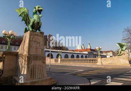 Zwei Drachenstatuen auf Ljubljanas Drachenbrücke an einem sonnigen Tag, Ljubljana, Slowenien Stockfoto