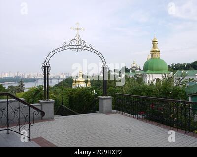 Die Kiewer-Pechersker Lavra, (Kiewer Höhlenkloster), ein historisches christliches, ostorthodoxes Kloster von Kiew, in der Nähe des Flusses Dniepr Stockfoto