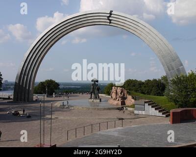 Nach der Annexion der Krim durch Russland wurde auf dem Völkerfreundschaftsbogen, einem Denkmal in Kiew, der Hauptstadt der Ukraine, ein Bruch gemalt Stockfoto