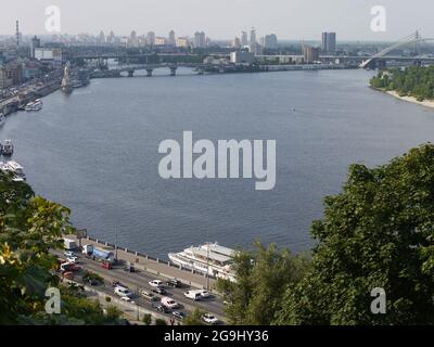 Der Dnepr-Fluss fließt im Sommer durch die Hauptstadt der Ukraine, die Stadt Kiew Stockfoto