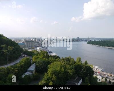 Der Dnepr-Fluss fließt im Sommer durch die Hauptstadt der Ukraine, die Stadt Kiew Stockfoto