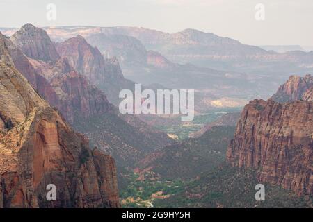 Blick durch den Canyon mit Blick auf Angels Landing und den Zion Scenic Drive vom Observation Point aus. Zion National Park, Springdale, Utah. Stockfoto